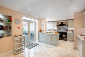 Microwave, oven, dishwasher, cookware/dishes/utensils - 6 Bed in Llandudno (oc-s33417) (Llandudno)