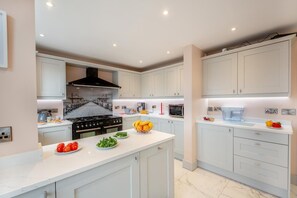 Microwave, oven, dishwasher, cookware/dishes/utensils - 6 Bed in Llandudno (oc-s33417) (Llandudno)