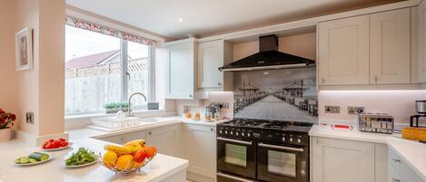 Four Ă micro-ondes, un four, lave-vaisselle, chaise haute