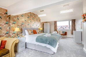 Free WiFi, bed sheets - 6 Bed in Llandudno (oc-s33417) (Llandudno)