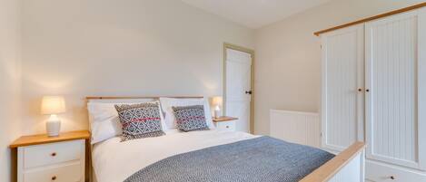 2 bedrooms, iron/ironing board, travel cot, free WiFi