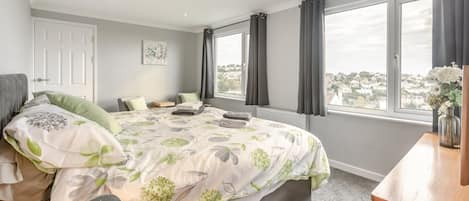 4 bedrooms, iron/ironing board, free WiFi, bed sheets