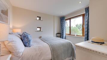 2 bedrooms, iron/ironing board, travel crib, WiFi (free)