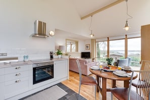 Uuni, astianpesukone, syöttötuoli, keittoastiat/astiat/ruokailuvälineet