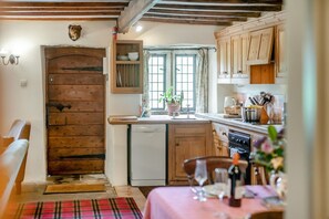 Forno, lavastoviglie, seggiolone, pentole/stoviglie/utensili