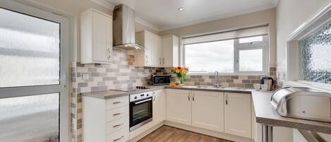 Mikrobølgeovn, ovn og kjøkkenutstyr