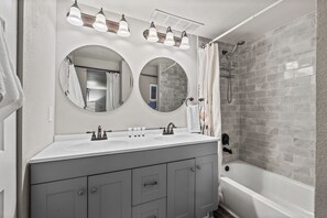 Shower, hair dryer, towels - Artsy Bungalow in Old Colorado City | 12 min to Broadmoor (Colorado Springs)