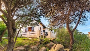 A rustic house with a stone exterior, a wooden door, and a small porch. - Villa "RoccaPina " 35m² - 2/4 pers, Rondinara, Bonifacio (Bonifacio)