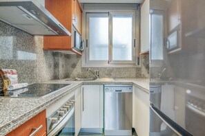 Een koelkast, een magnetron, een oven, een kookplaat