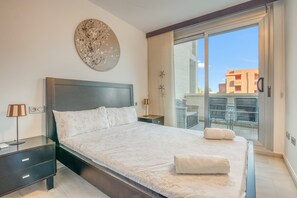 Een strijkplank/strijkijzer, wifi, beddengoed