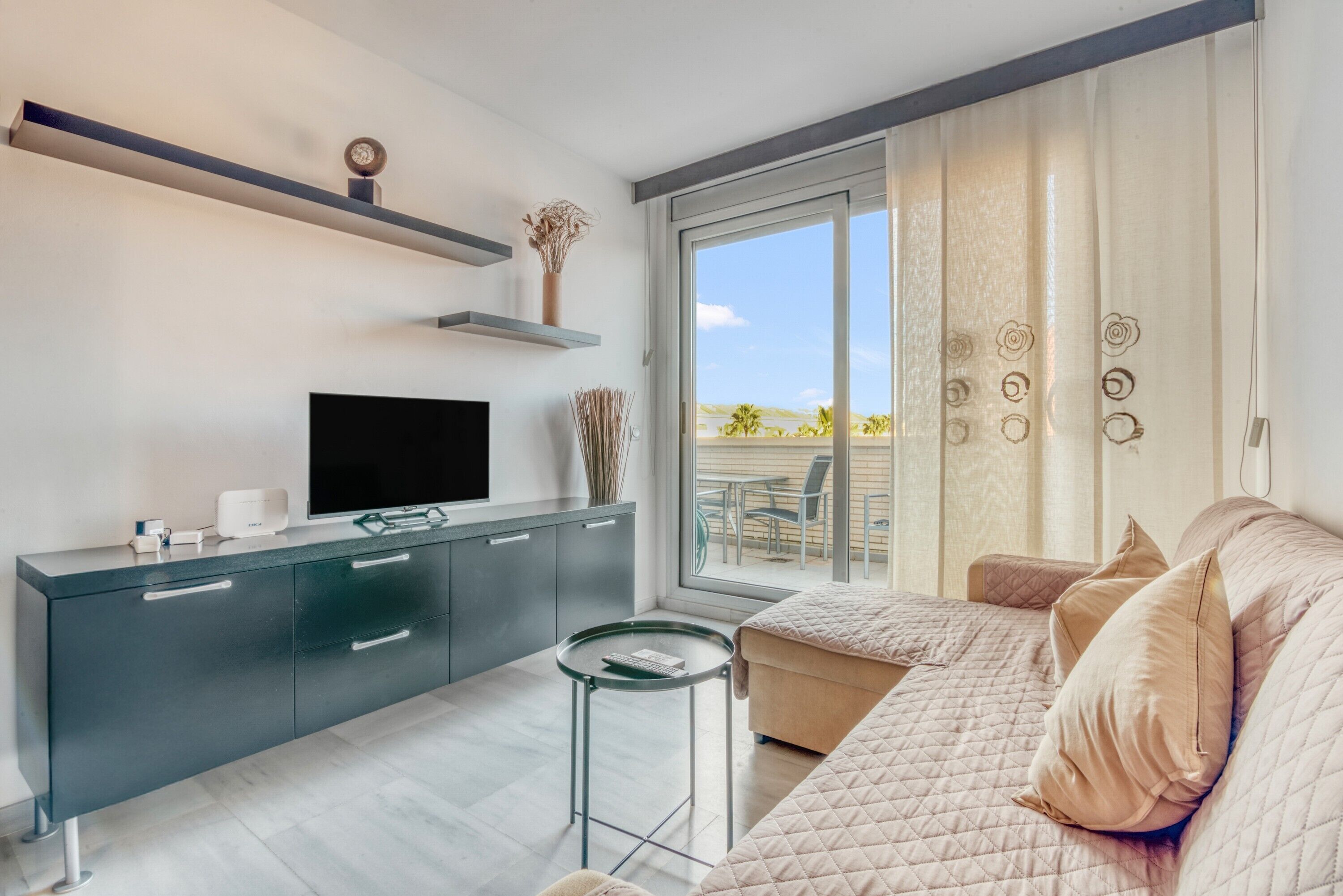 Een televisie en een tafeltennistafel