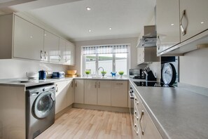 Microwave, oven, dishwasher, high chair - 4 Bed in Brixham (oc-bcharb) (Brixham)