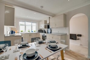 Dining - 4 Bed in Brixham (oc-bcharb) (Brixham)