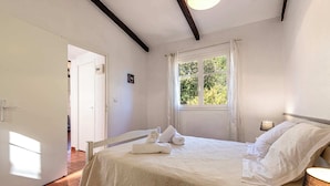 A bedroom with a bed, white curtains, a window, and a bedside lamp. - Villa "Lavezzi" 35m² - 2/4 pers, Rondinara, Bonifacio (Bonifacio)