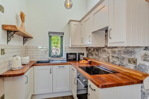 Four, lave-vaisselle, batterie de cuisine, vaisselle et ustensiles