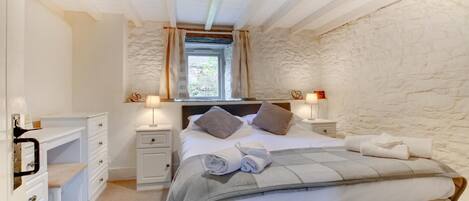 Tabla de planchar con plancha, wifi gratis, ropa de cama