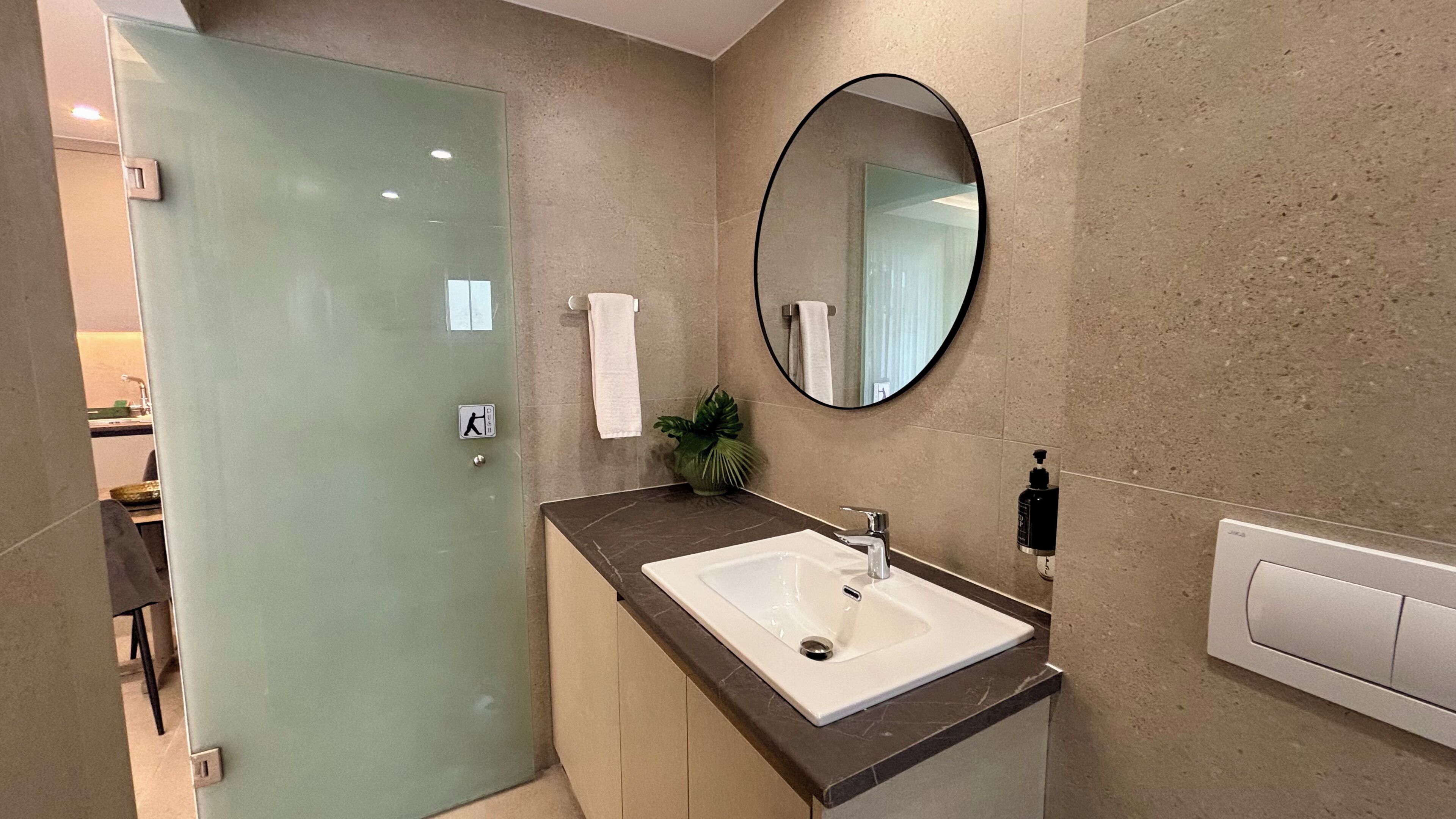 Suite estudio superior, balcón | Baño | Regadera, secadora de cabello, toallas, jabón 