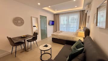 Superior-studiosviitti, parveke | Kannettavalle tietokoneelle sopiva työtila, pimennysverhot