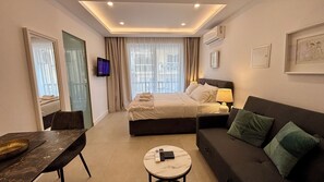 Laptop workspace, blackout curtains, iron/ironing board, free WiFi - White Arches Studio Suite by TrulyCyprus (Limassol)