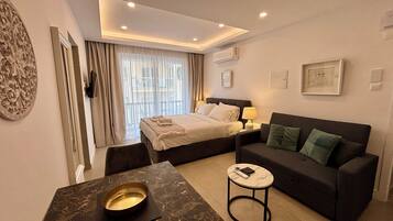 Studio Suite Superior, balkon | Ruang kerja ramah laptop, tirai kedap cahaya, dan setrika/meja setrika