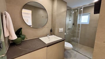 Superior Studio Suite, Balcony | Bathroom | Shower, hair dryer, towels, soap