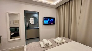 Laptop workspace, blackout curtains, iron/ironing board, free WiFi - White Arches Studio Suite by TrulyCyprus (Limassol)