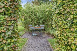 Outdoor dining - 1 Bed in Saundersfoot (oc-t33404) (Saundersfoot)