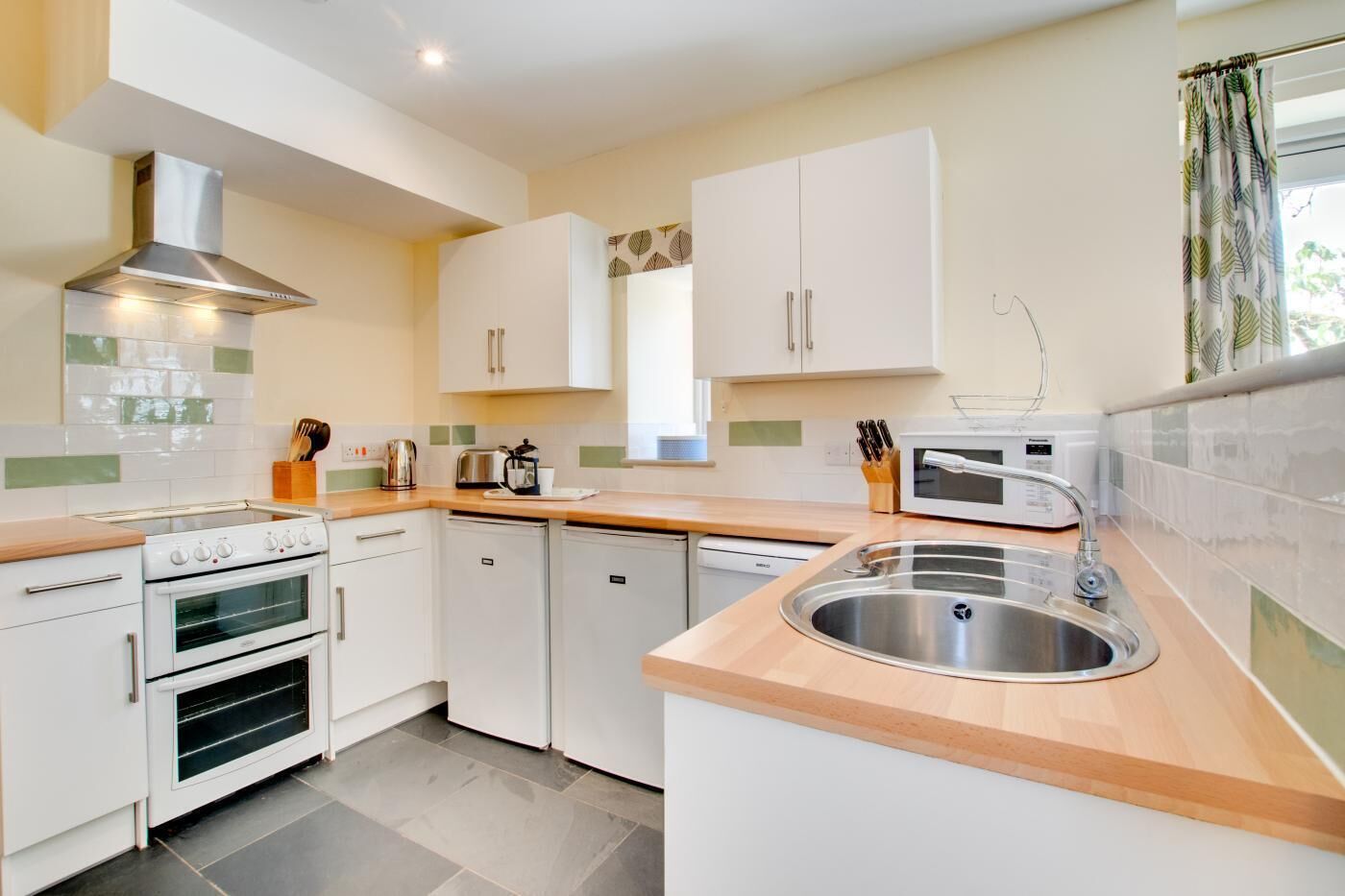 Microondas, horno, trona infantil y utensilios de cocina