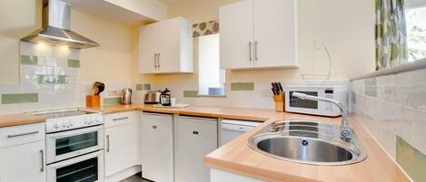 Microondas, horno, trona infantil y utensilios de cocina