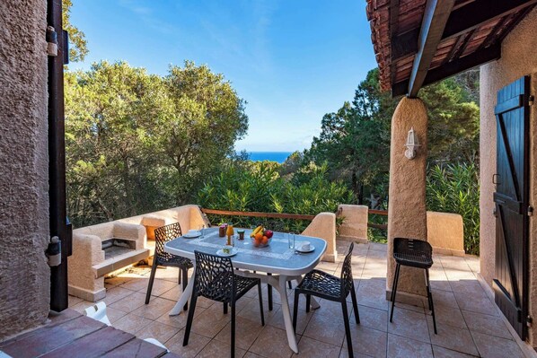 Outdoor dining - Villa "CalaRossa" 45m²- 2/5 pers, Rondinara, Bonifacio (Bonifacio)