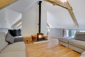 TV, fireplace - 3 Bed in Totnes (oc-bcplym) (Broadhempston)