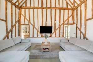 TV - 7 Bed in Ellough (oc-g33283) (Ellough)