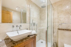Towels - 2 Bed in Langham (oc-l33117) (Langham)