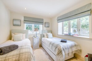 Travel cot, free WiFi, bed sheets - 2 Bed in Langham (oc-l33117) (Langham)