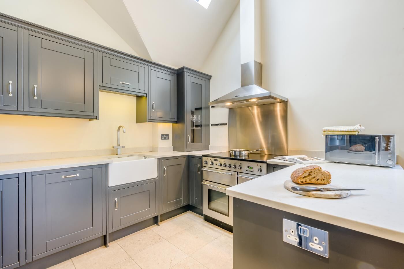 Een microgolfoven, een oven, een vaatwasser, een kinderstoel