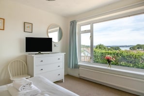 3 bedrooms, iron/ironing board, travel crib, WiFi (free) - 3 Bed in Broadsands, Paignton (oc-pinkbb) (Paignton)