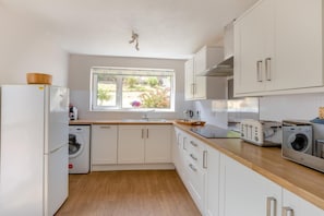 Microwave, oven, dishwasher, highchair - 3 Bed in Broadsands, Paignton (oc-pinkbb) (Paignton)