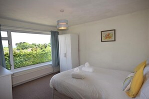 Iron/ironing board, travel cot, free WiFi, bed sheets - 3 Bed in Broadsands, Paignton (oc-pinkbb) (Paignton)