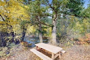 Outdoor dining - BroadAxe Lodge, Black Bear (cabin 2) (Ravalli County)