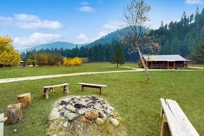 BroadAxe Lodge, Black Bear (cabin 2)