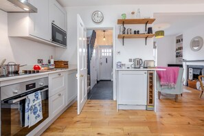 Four, lave-vaisselle, chaise haute