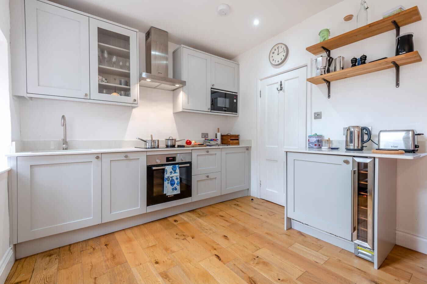 Ofen, Geschirrspüler, Hochstuhl, Kochgeschirr/Geschirr/Besteck