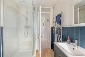 Towels - 2 Bed in West Lulworth (oc-j33448) (West Lulworth)