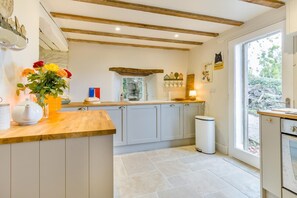 Oven, dishwasher, cookware/dishes/utensils