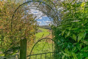 Property grounds - 4 Bed in Hope (oc-w33409) (Aston)