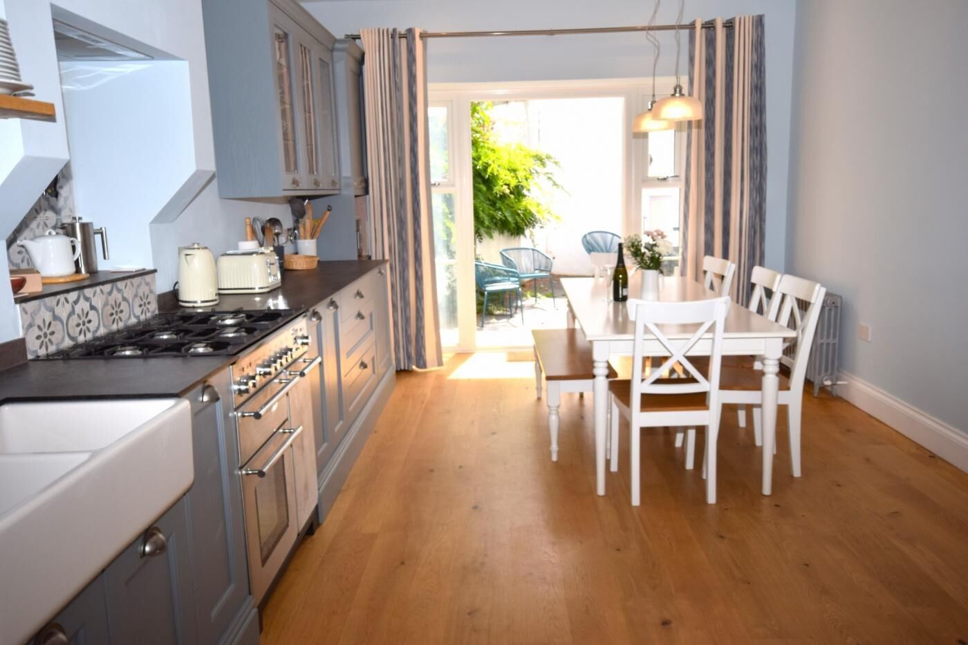 Microonde, forno, lavastoviglie, seggiolone