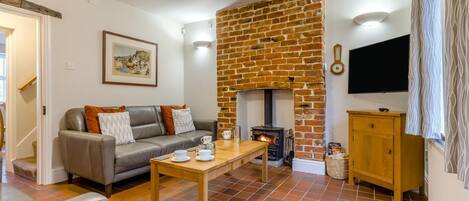 TV, fireplace