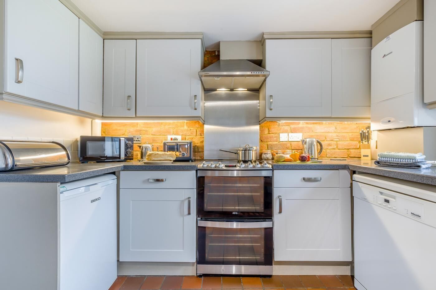 Microondas, horno, lavavajillas y utensilios de cocina 