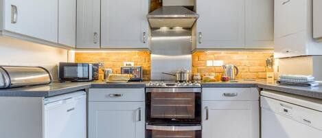 Microondas, horno, lavavajillas y utensilios de cocina