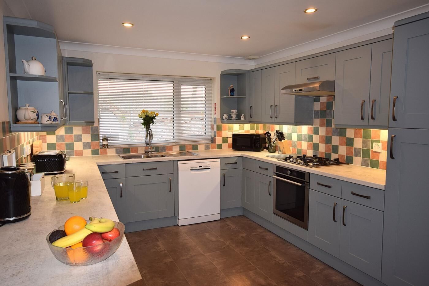 Microonde, forno, lavastoviglie, seggiolone